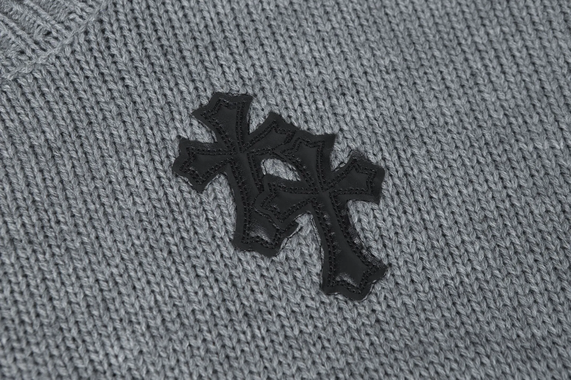 P260 #M901 Cross-border running quantity model, please do not place an order if you pursue quality - Chrome Hearts/Chrome Heart Jacquard Sanskrit Cross✝️Frayed knitted sweater - High weight, high density and high quality. The wool is soft, delicate and skin-friendly. Soft and silky to the touch. Warmth and skin-friendly are excellent. - Custom-woven and dyed with no color difference. No matter the fabric or workmanship details, it beats the ordinary version on the market. - Hardware zipper accessories are all customized and full of details - Color: gray -Size: S M L XL